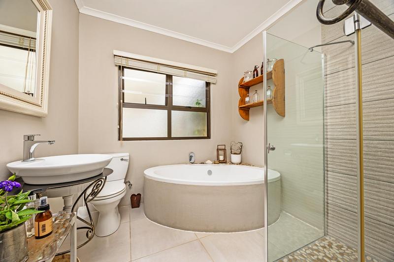 3 Bedroom Property for Sale in Uitzicht Western Cape
